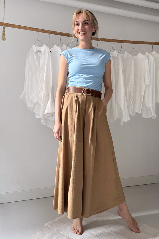 Fahéj színű szoknya övvel