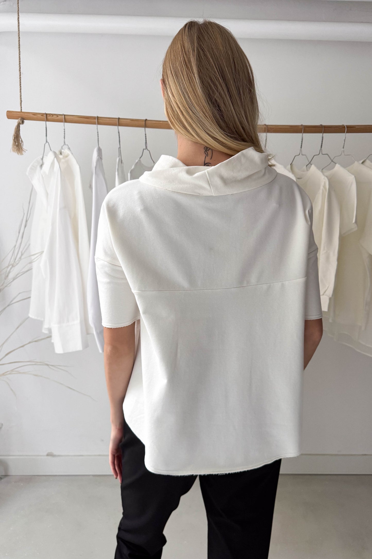 Csavart nyakú pulóver-rövid