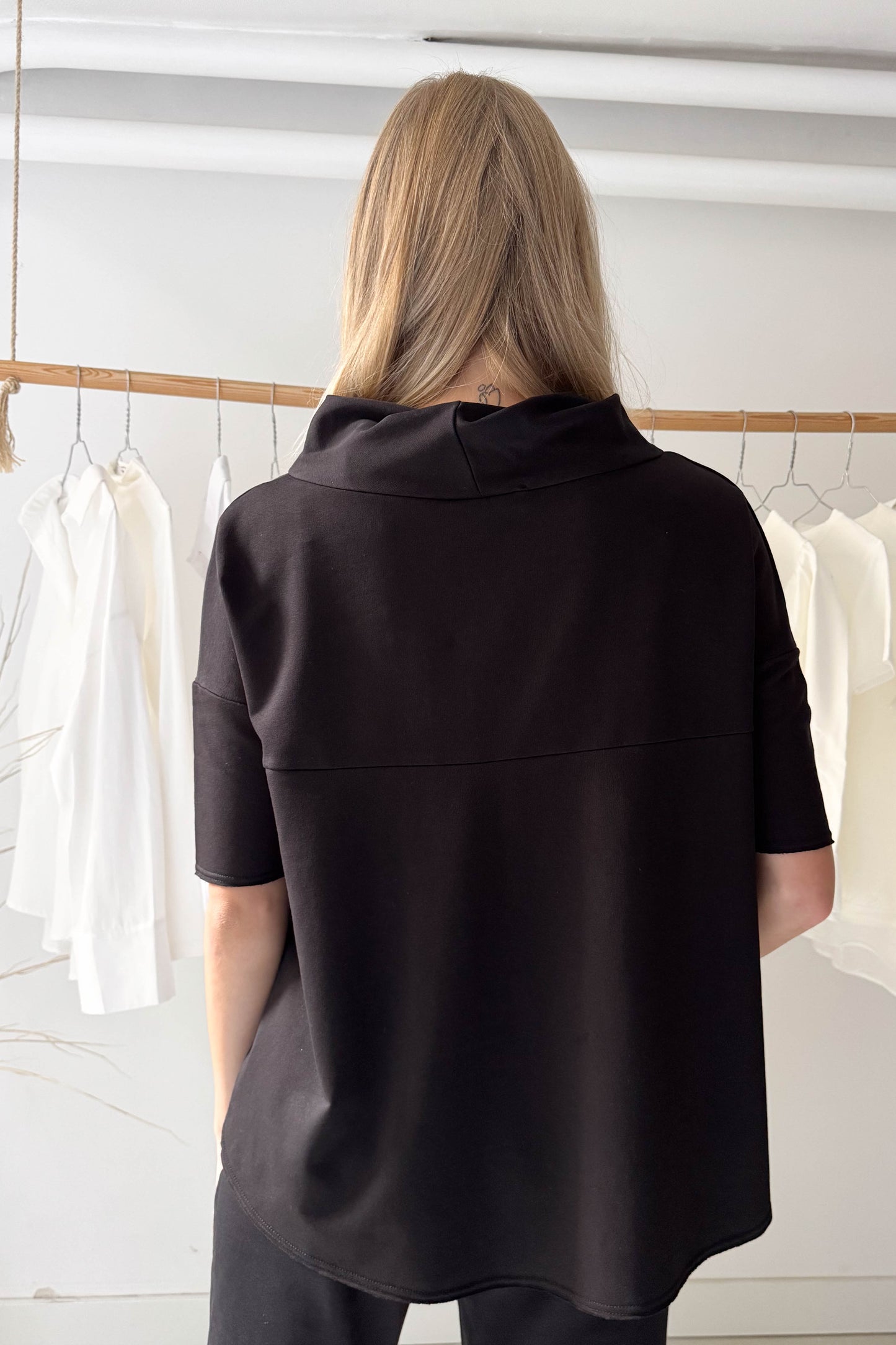 Fekete csavart nyakú pulóver-rövid