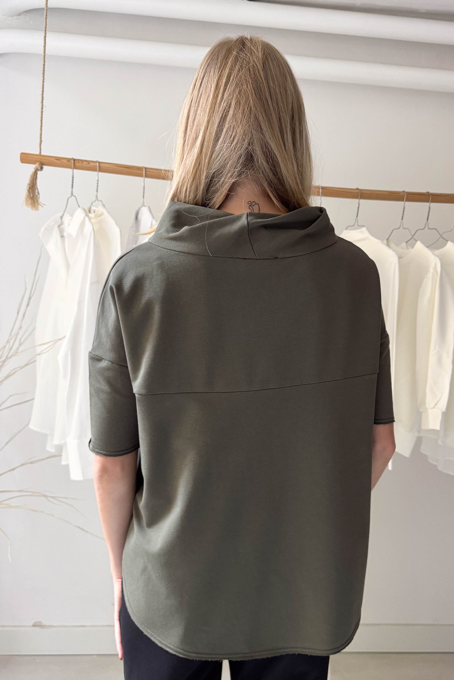 Khaki csavart nyakú pulóver-rövid