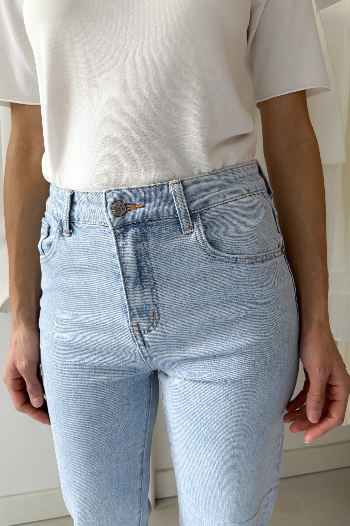 Világos, szűkebb szabású momfit farmernadrág