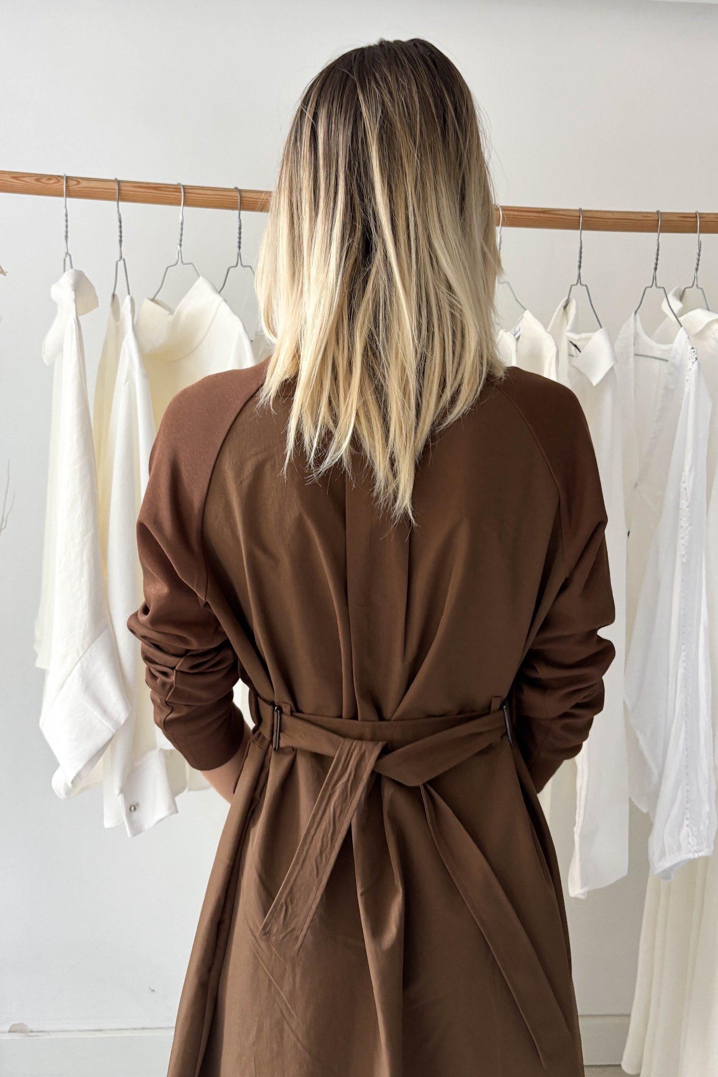 Rétegzett hatású ruha-kávébarna