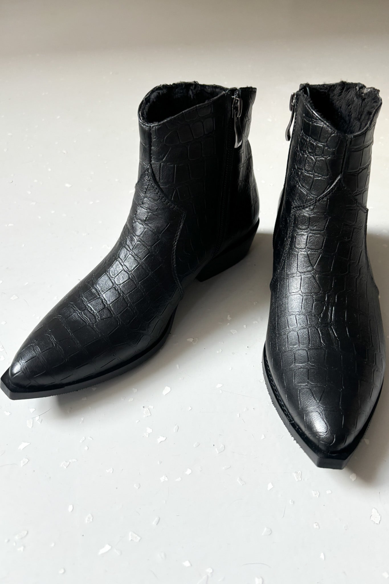 Hegyes orrú, fekete bokacsizma