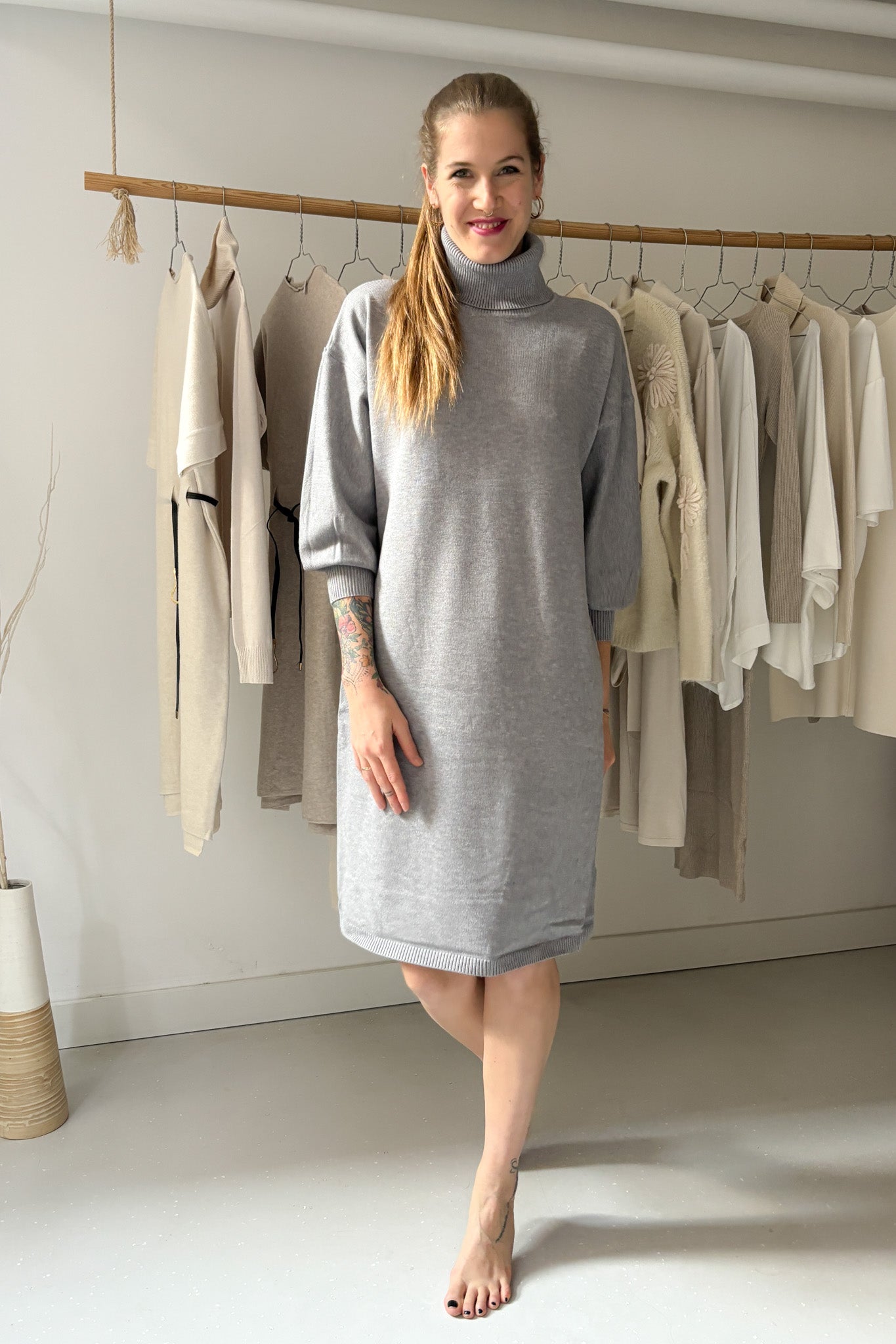 Hamuszürke, garbós pulcsiruha