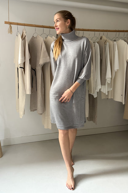 Hamuszürke, garbós pulcsiruha