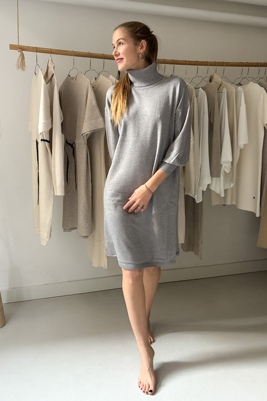 Hamuszürke, garbós pulcsiruha