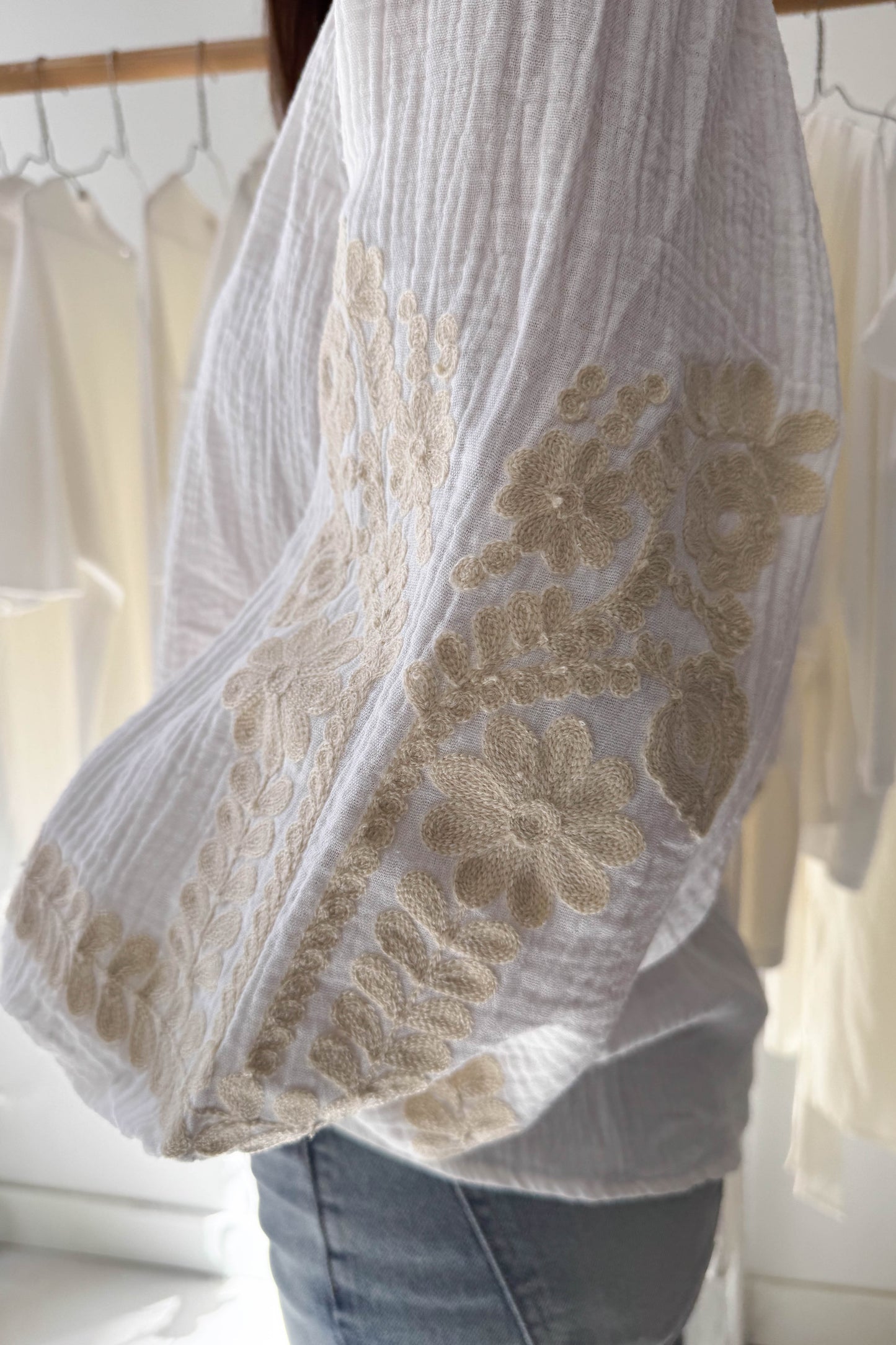 Törtfehér duplagéz felső hímzéssel