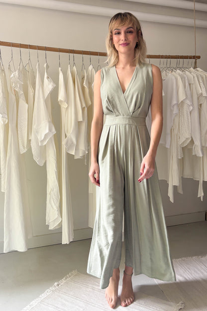 Ujjatlan hátul kivágott overál-pasztell zöld