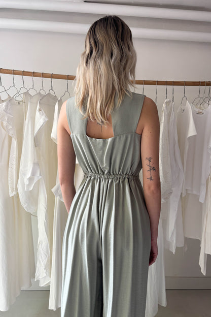 Ujjatlan hátul kivágott overál-pasztell zöld