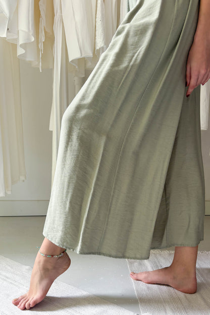 Ujjatlan hátul kivágott overál-pasztell zöld