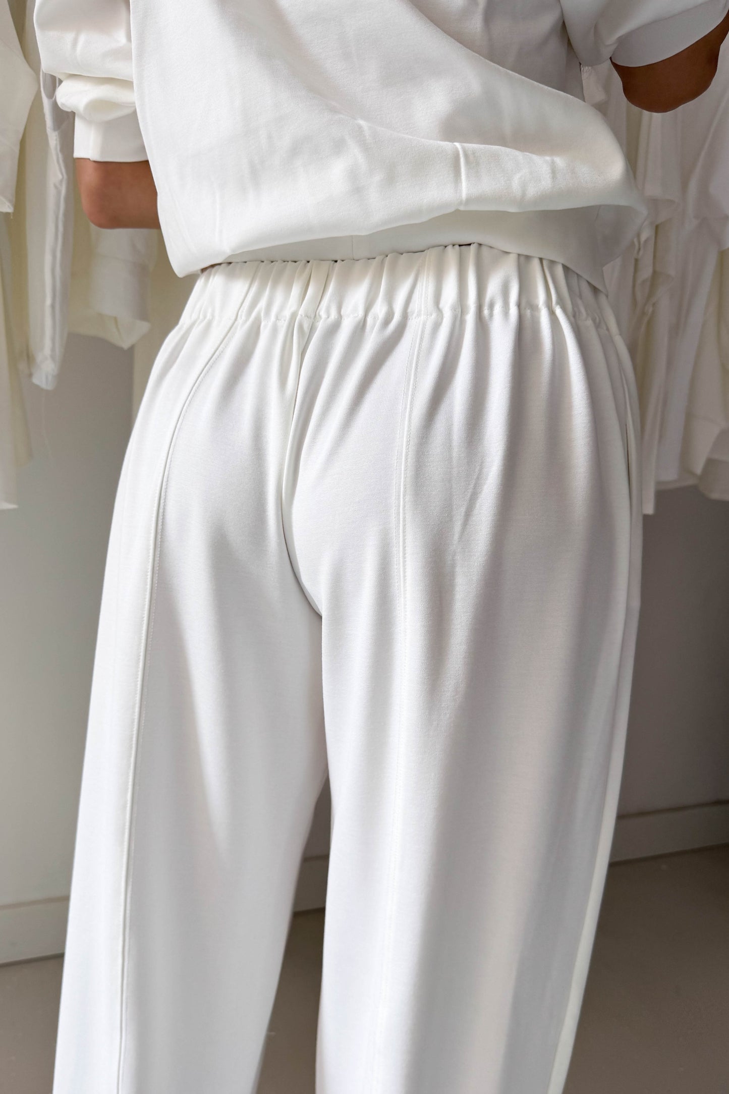 Laza fazonú csípő nadrág-fehér