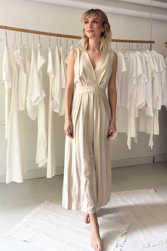 Ujjatlan hátul kivágott overál-bézs