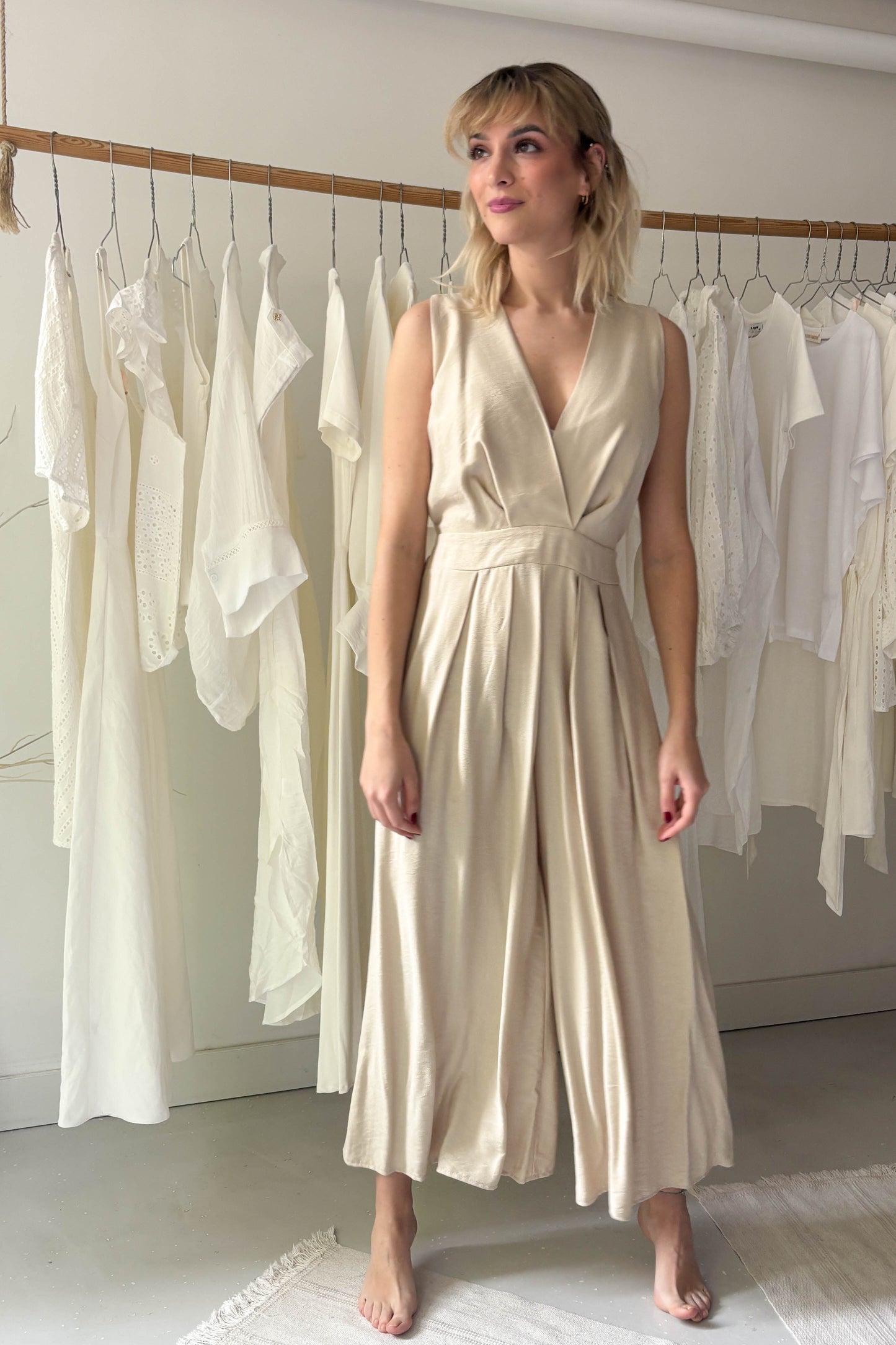 Ujjatlan hátul kivágott overál-bézs