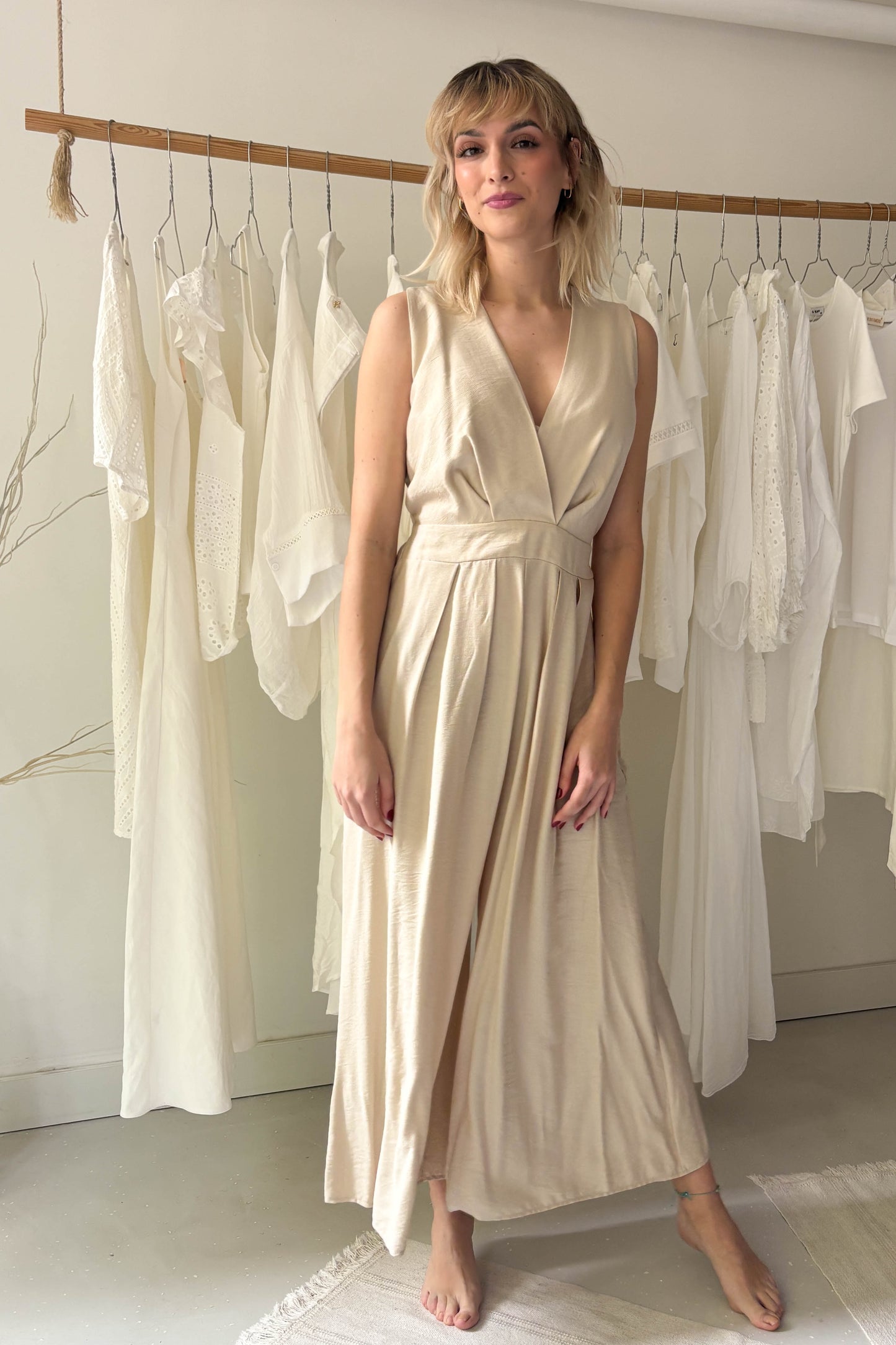 Ujjatlan hátul kivágott overál-bézs