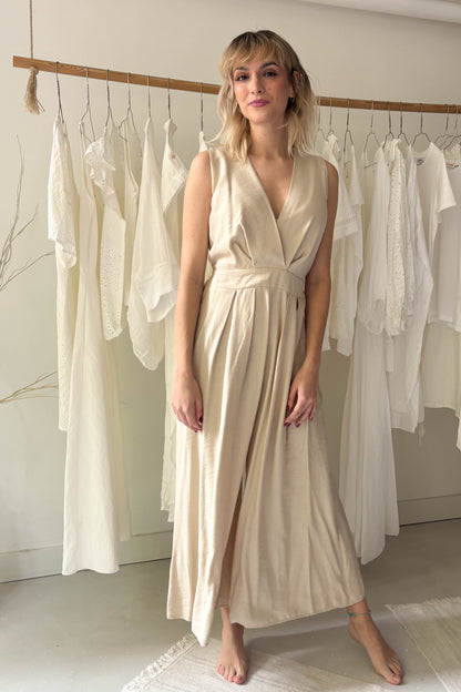 Ujjatlan hátul kivágott overál-bézs