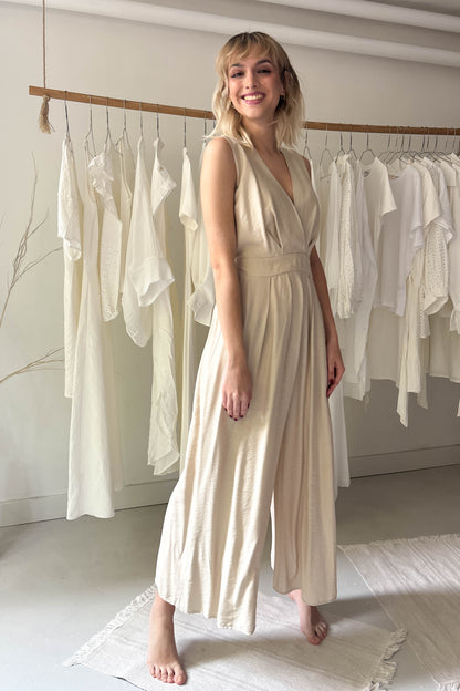 Ujjatlan hátul kivágott overál-bézs