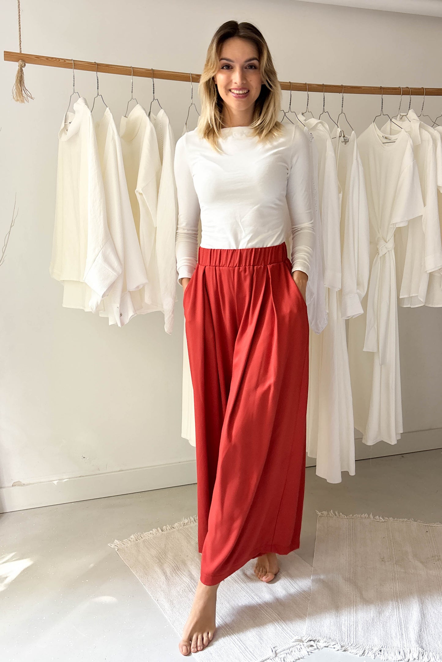 Elöl hajtásos lenge nadrág-téglavörös színben