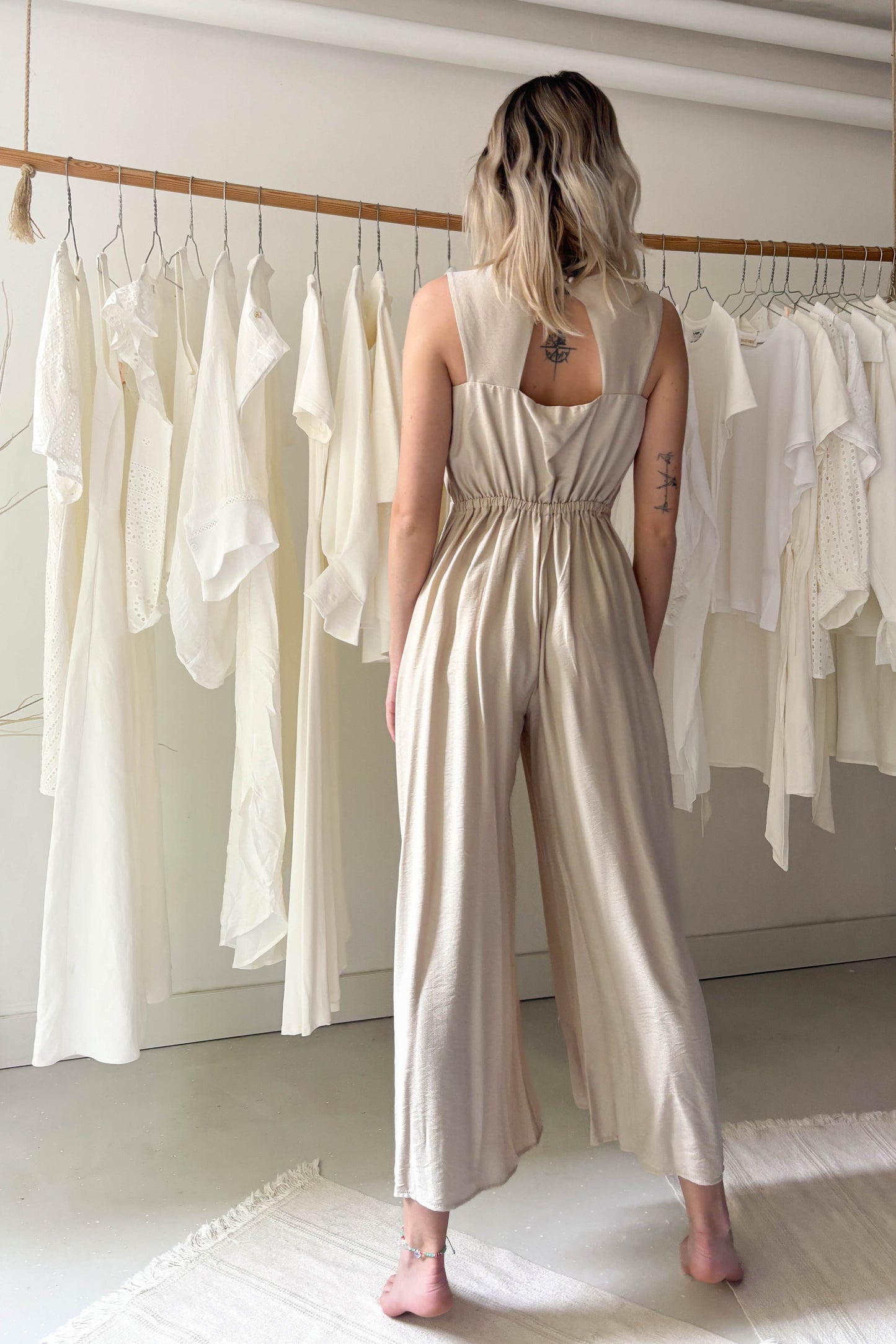 Ujjatlan hátul kivágott overál-bézs