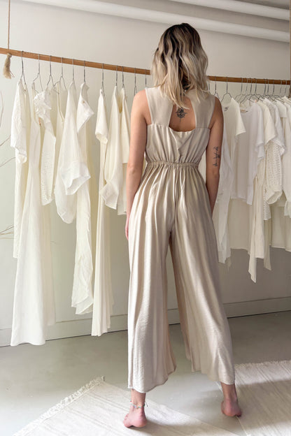 Ujjatlan hátul kivágott overál-bézs