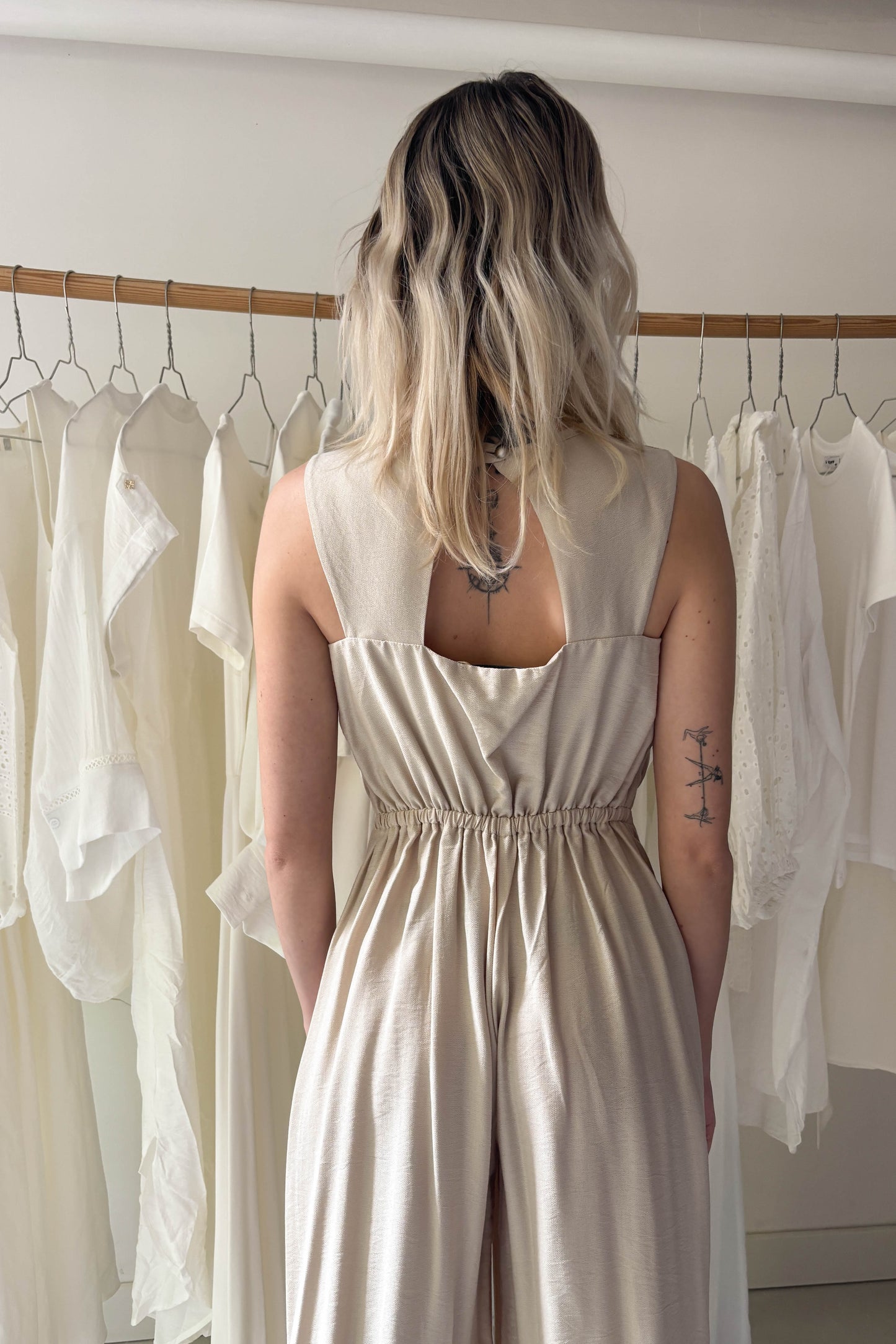 Ujjatlan hátul kivágott overál-bézs