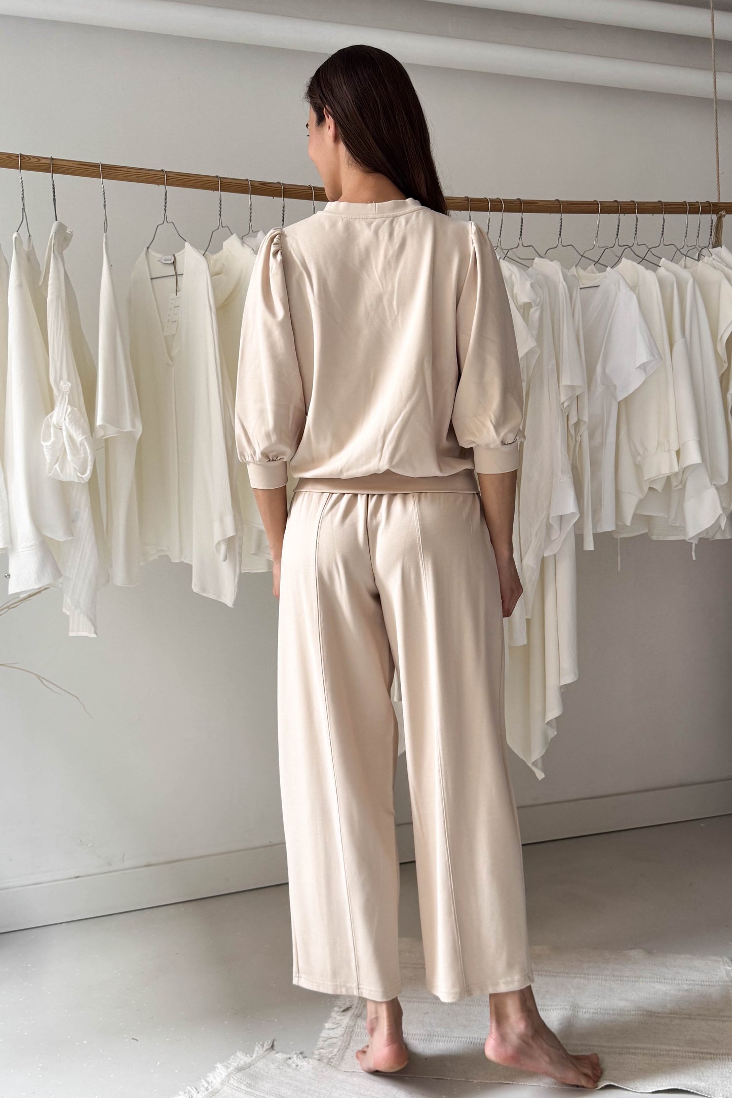 Puffos ujjú felső-bézs