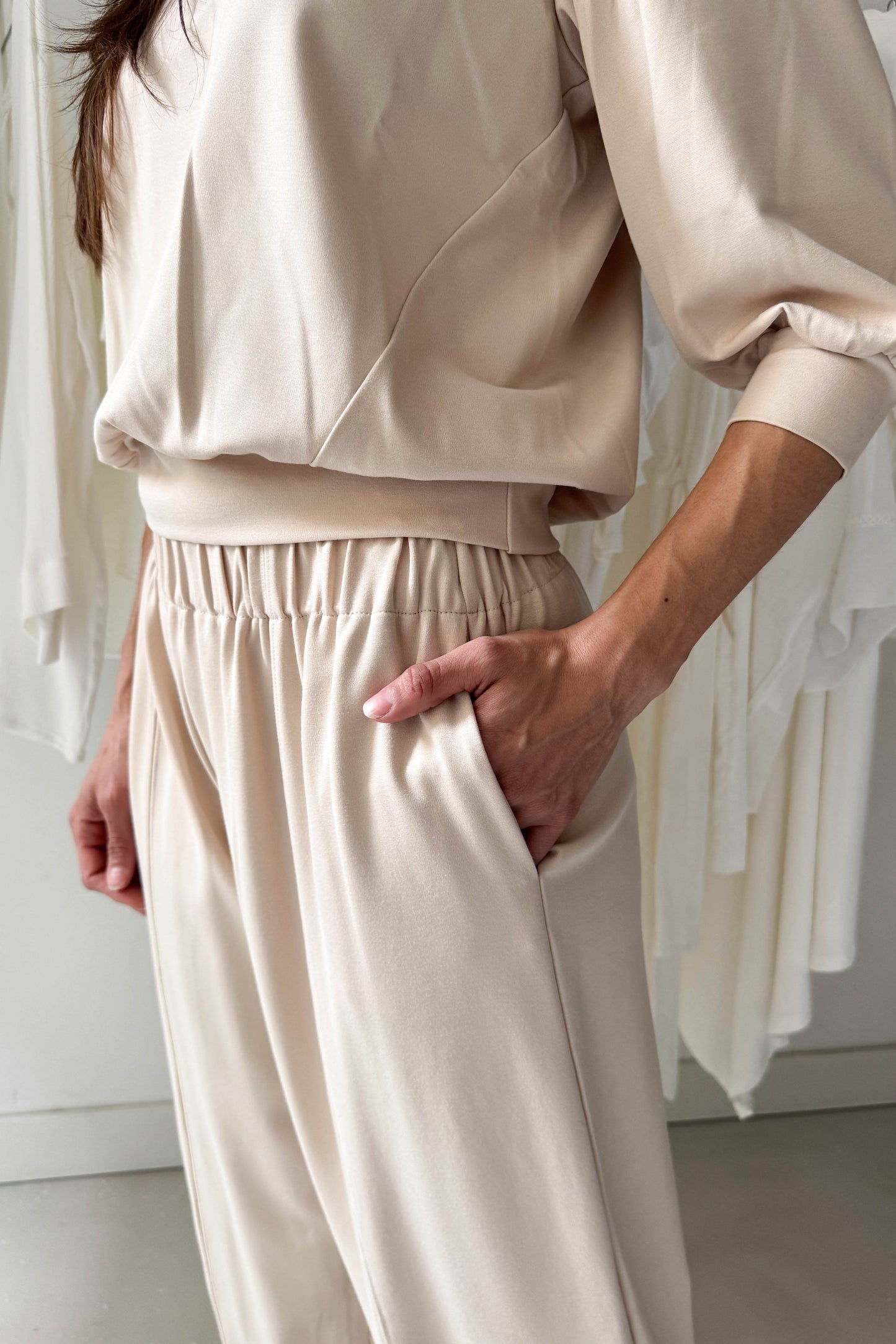 Laza fazonú csípő nadrág-bézs