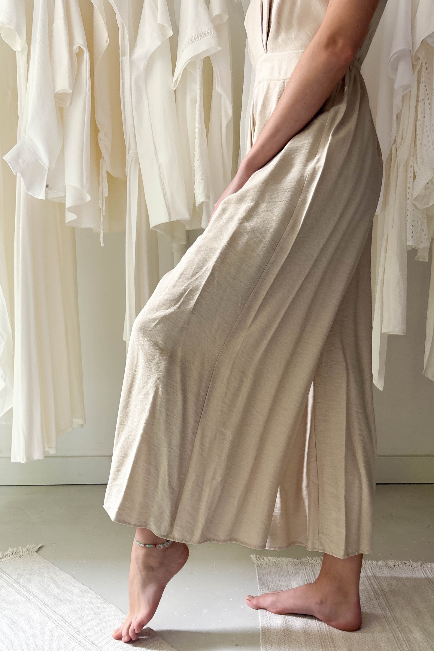 Ujjatlan hátul kivágott overál-bézs