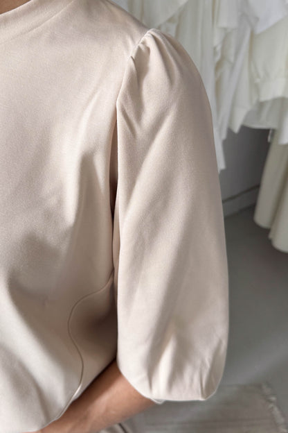 Puffos ujjú felső-bézs