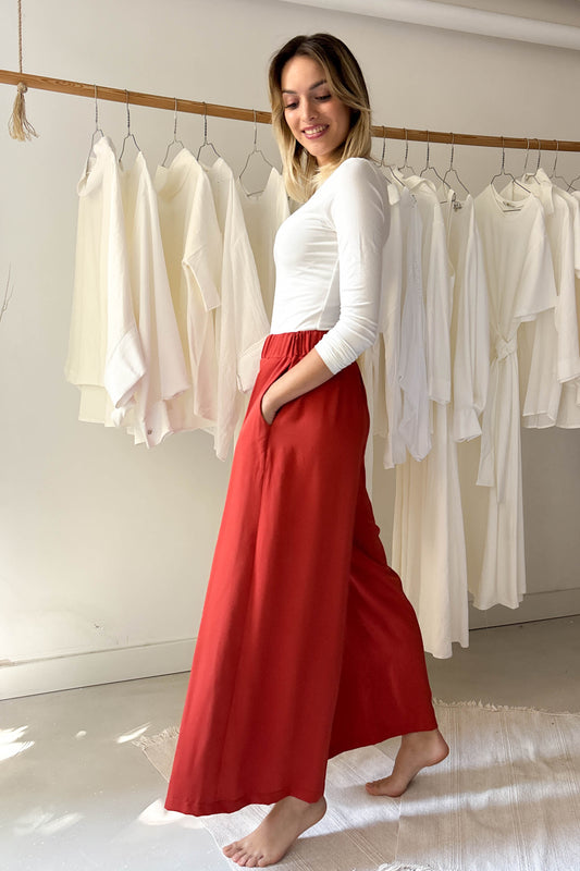 Elöl hajtásos lenge nadrág-téglavörös színben