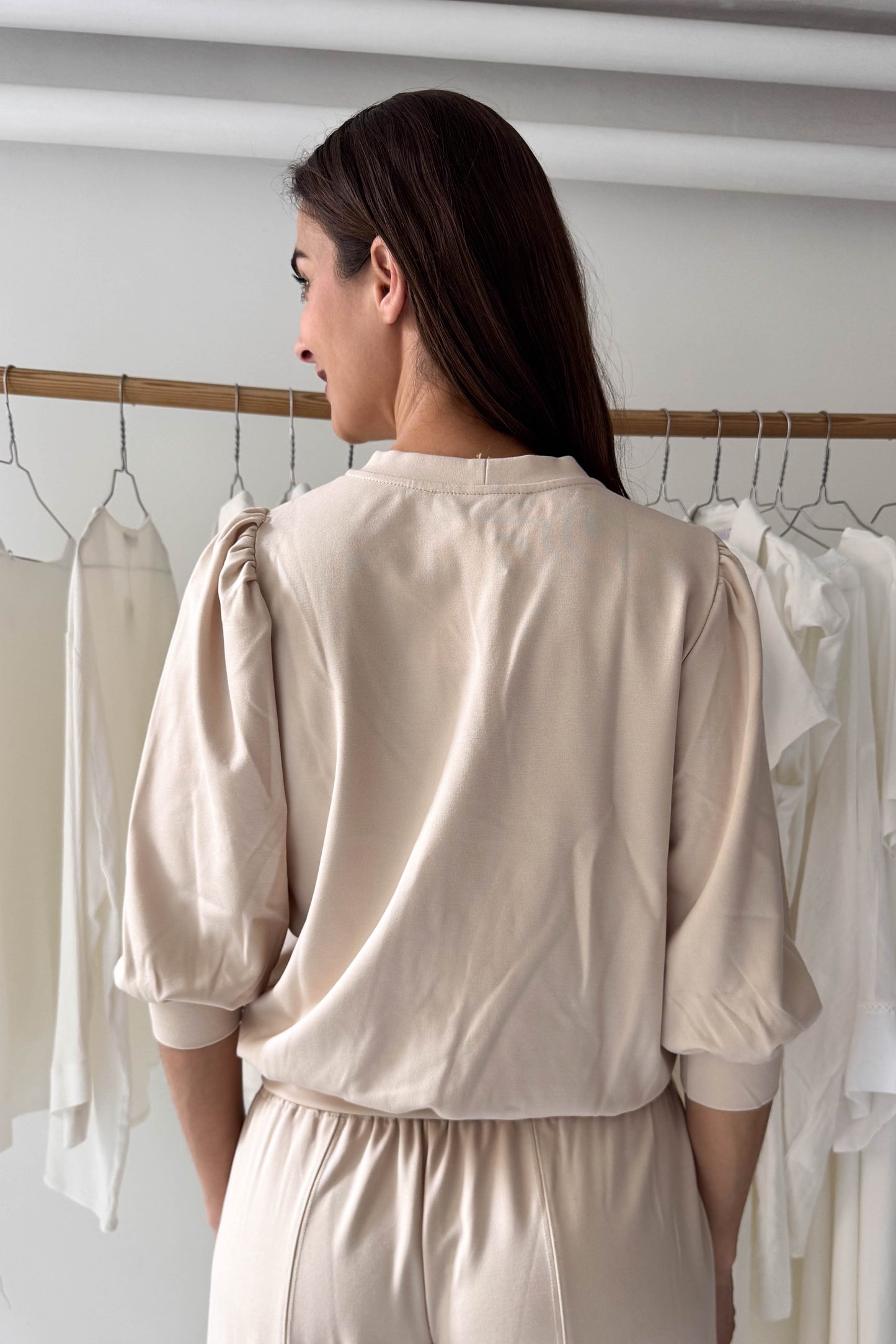 Puffos ujjú felső-bézs