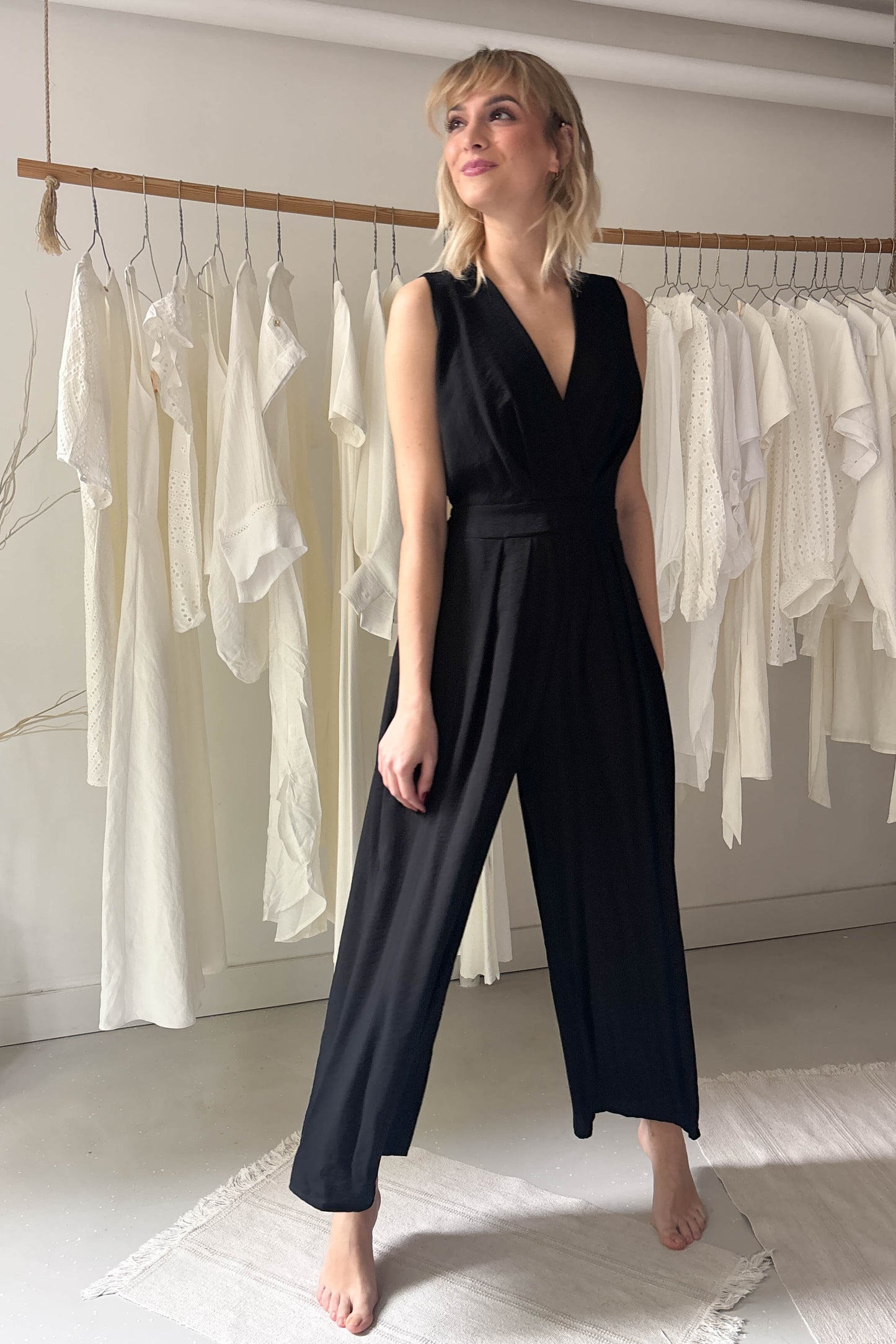 Ujjatlan hátul kivágott overál-fekete