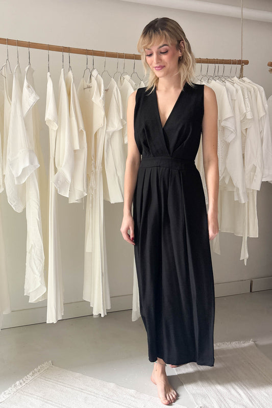 Ujjatlan hátul kivágott overál-fekete