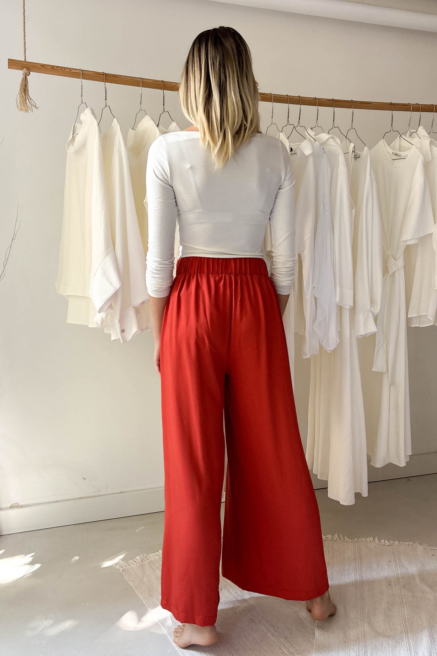 Elöl hajtásos lenge nadrág-téglavörös színben