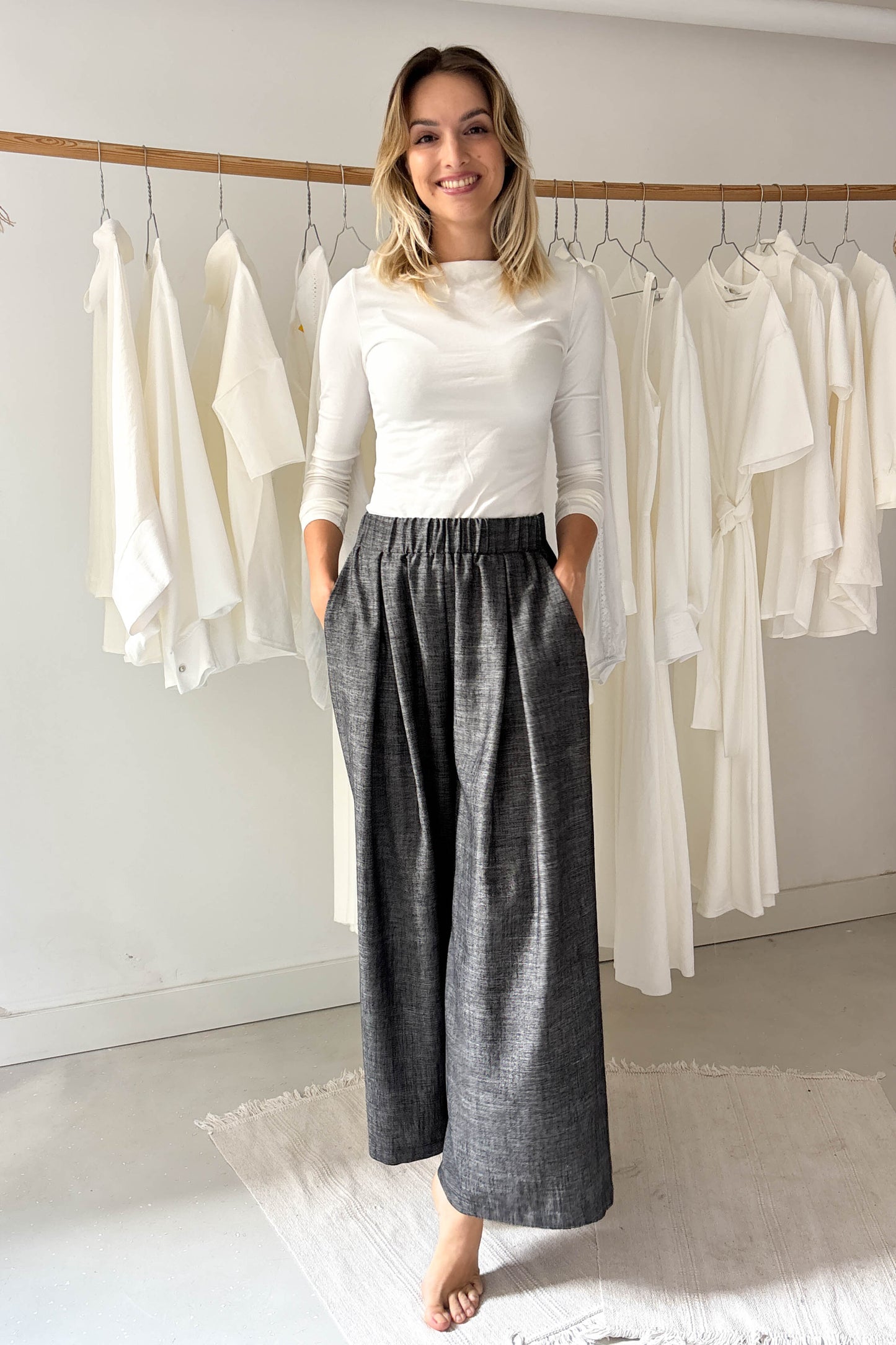 Elöl hajtásos lenge nadrág-cirmos szürke