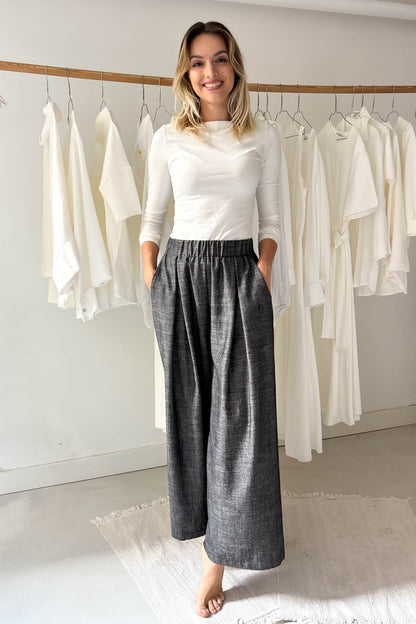 Elöl hajtásos lenge nadrág-cirmos szürke