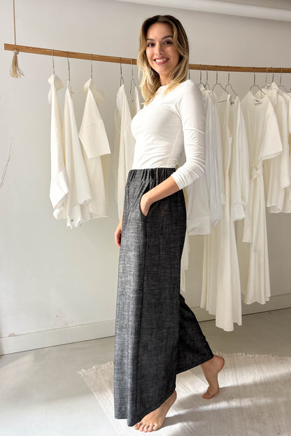 Elöl hajtásos lenge nadrág-cirmos szürke