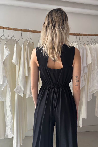 Ujjatlan hátul kivágott overál-fekete