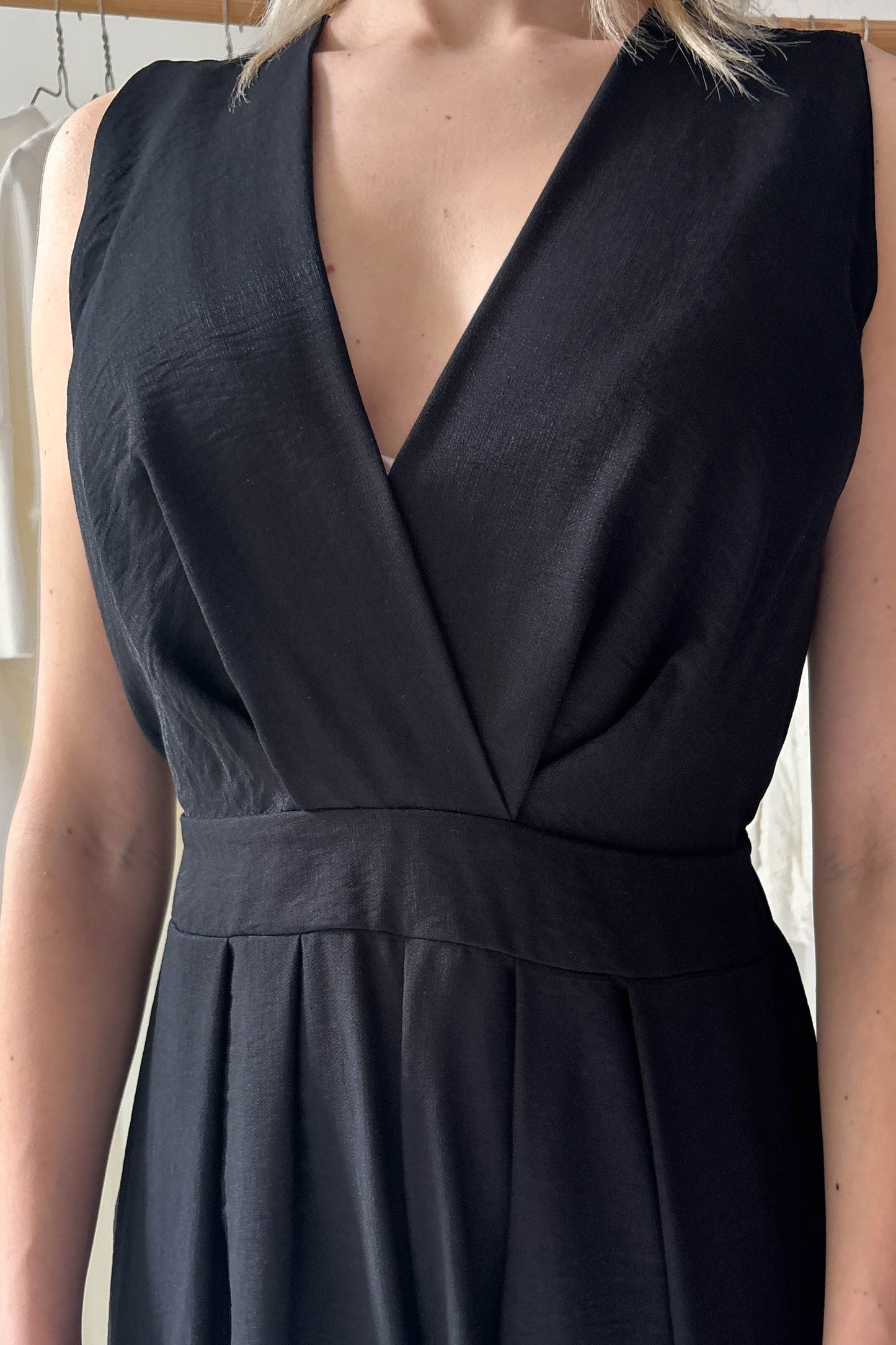 Ujjatlan hátul kivágott overál-fekete