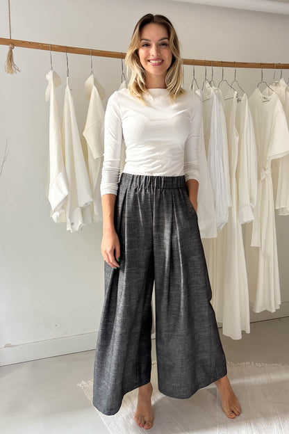 Elöl hajtásos lenge nadrág-cirmos szürke