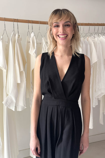 Ujjatlan hátul kivágott overál-fekete