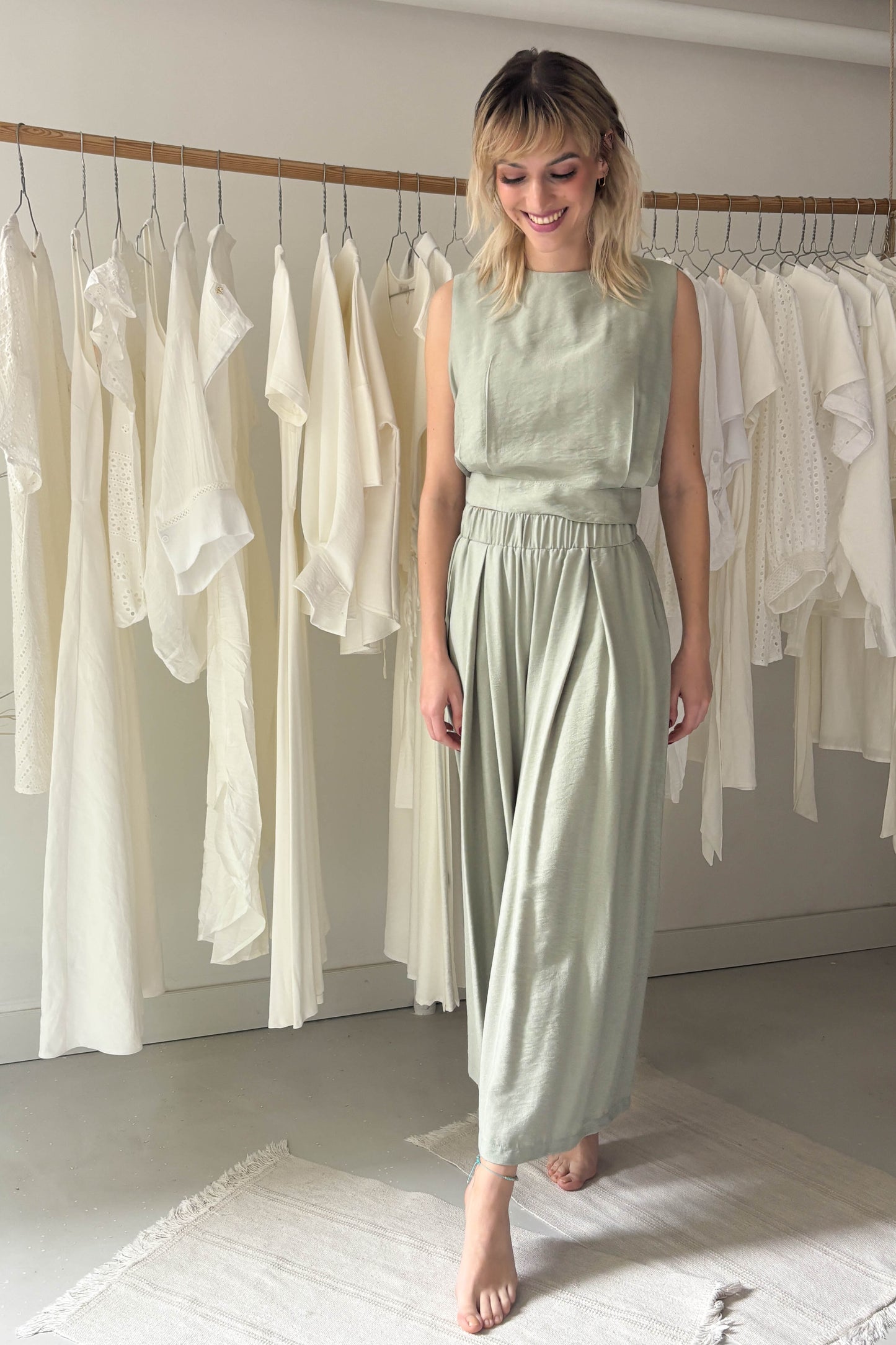 Ujjatlan, hátul gombos felső-pasztell zöld