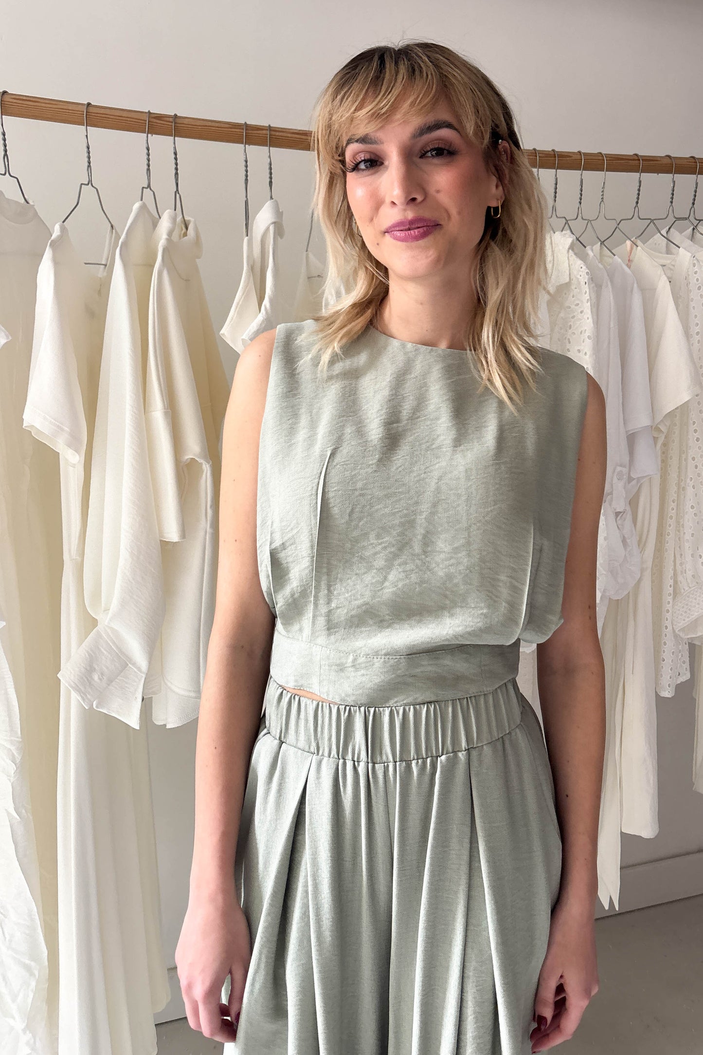 Ujjatlan, hátul gombos felső-pasztell zöld