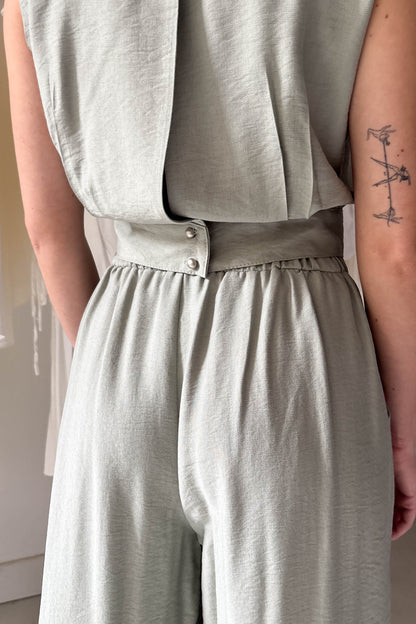 Ujjatlan, hátul gombos felső-pasztell zöld