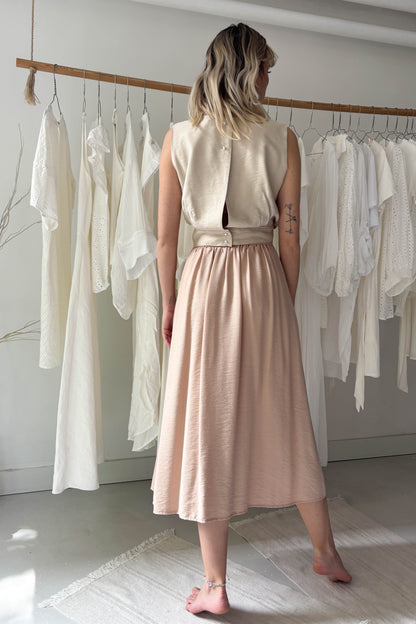 Ujjatlan, hátul gombos felső-púder