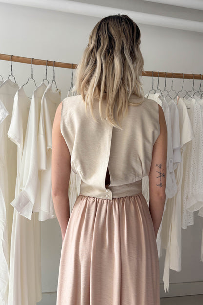 Ujjatlan, hátul gombos felső-púder