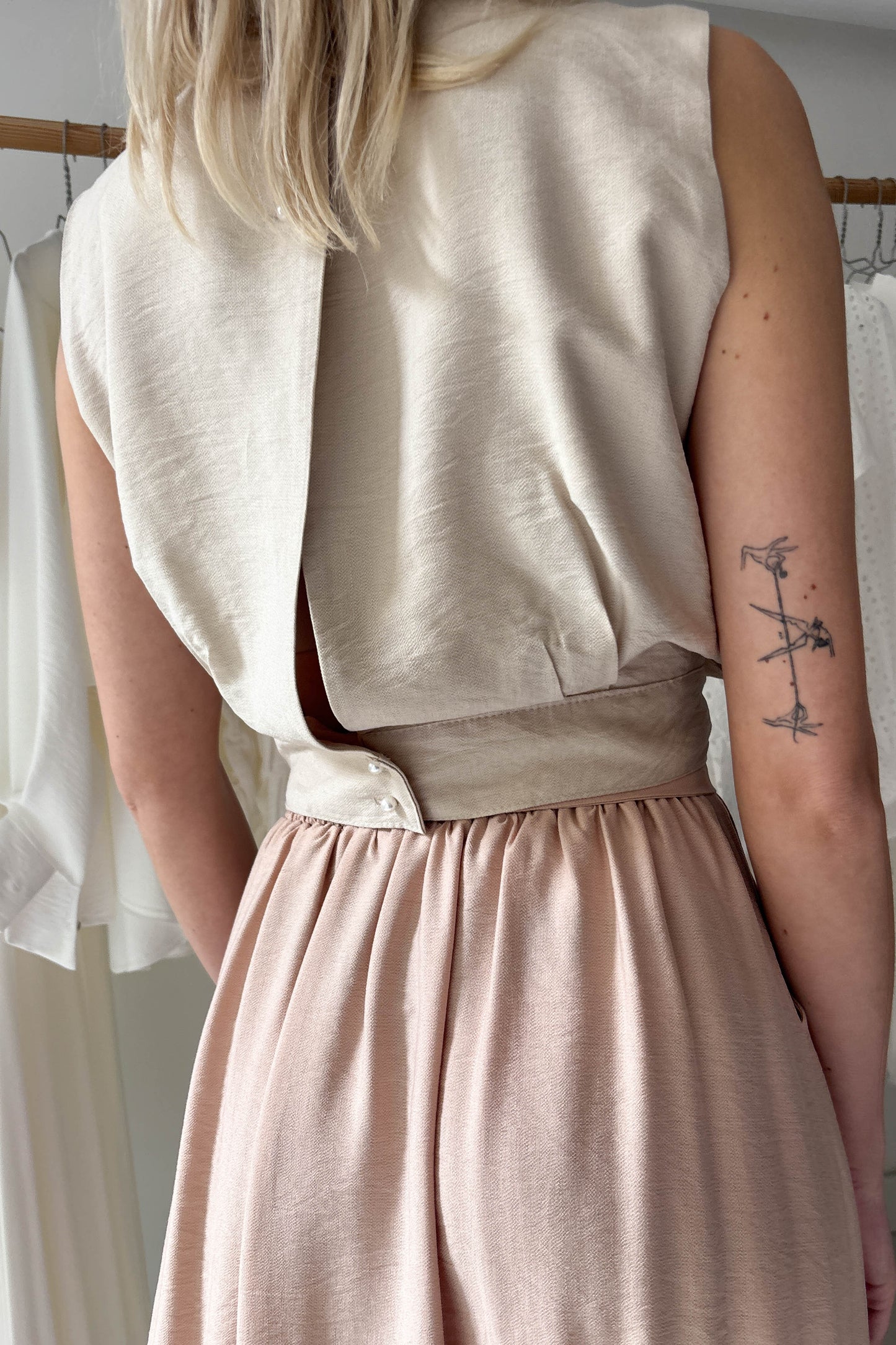 Ujjatlan, hátul gombos felső-púder