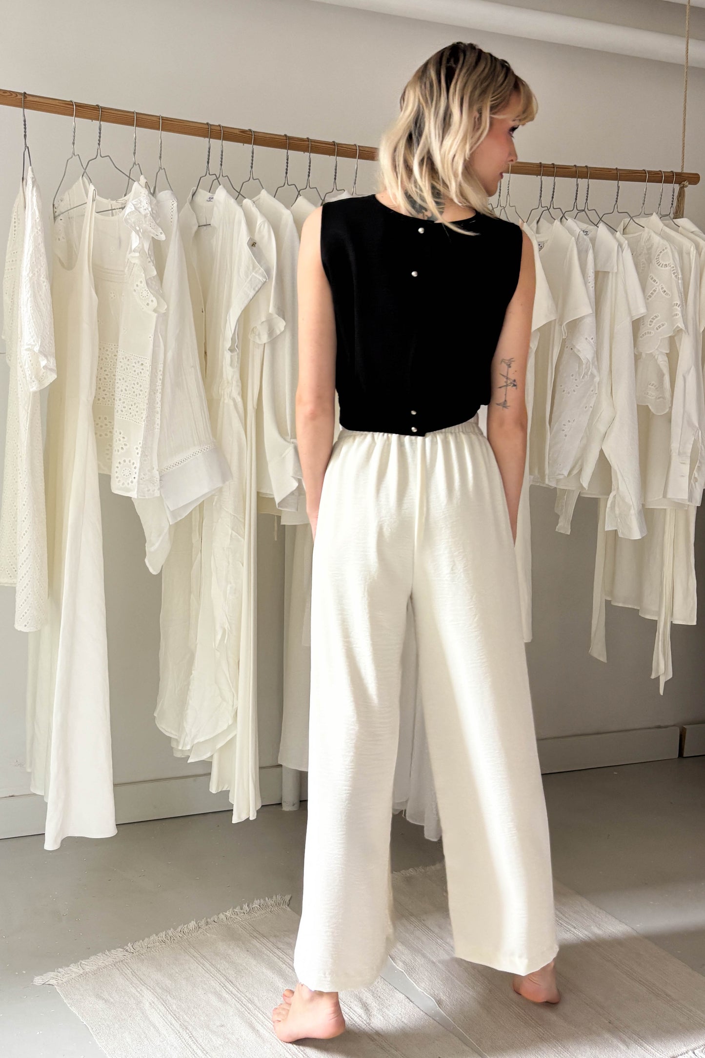 Ujjatlan, hátul gombos felső-fekete