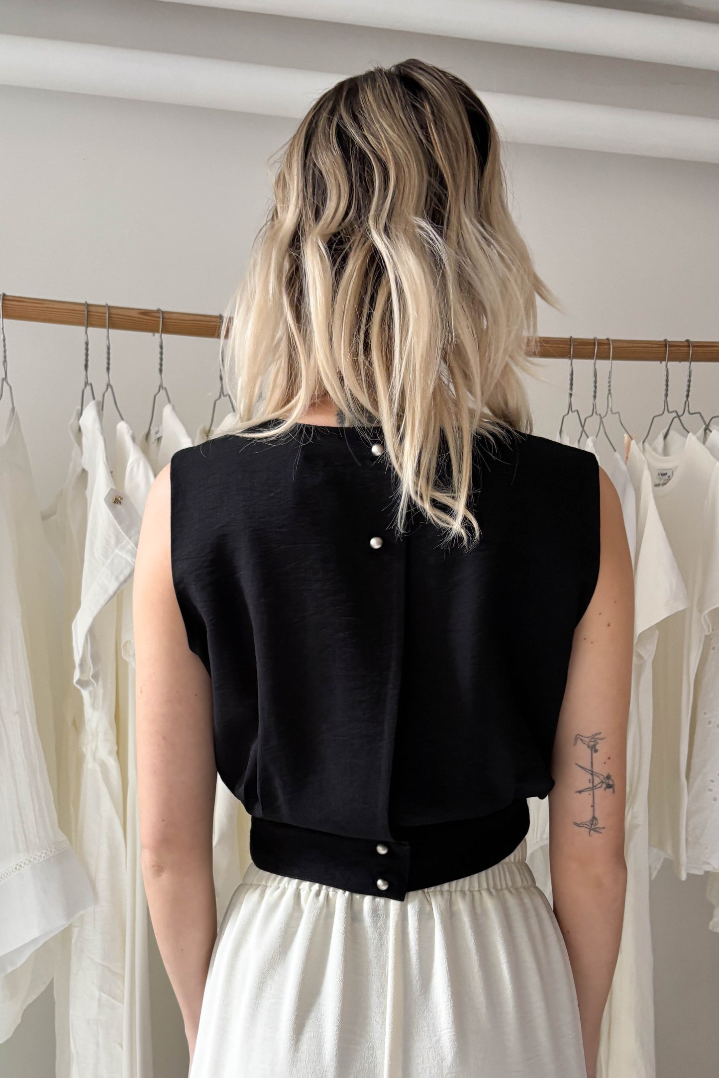 Ujjatlan, hátul gombos felső-fekete