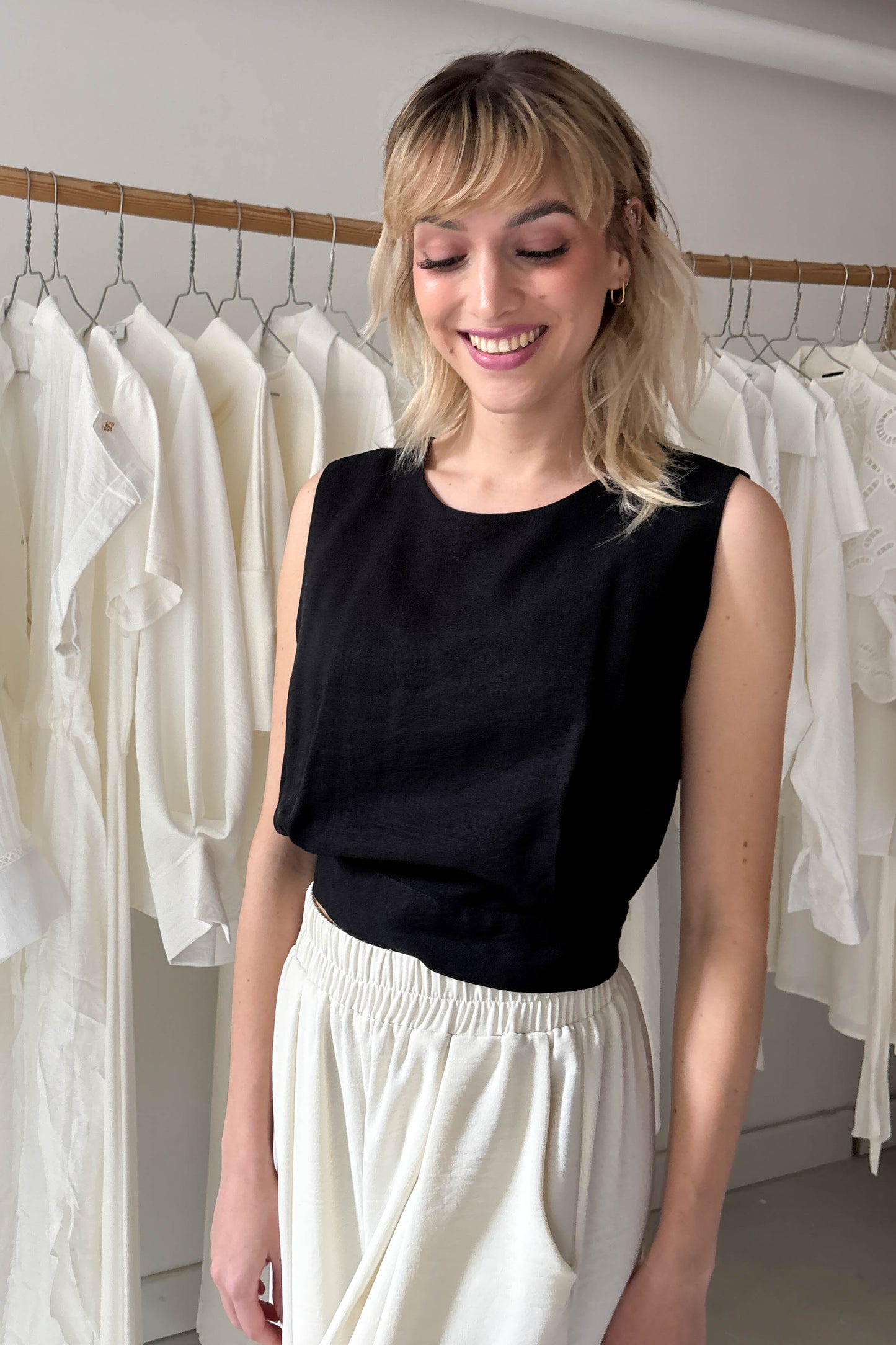 Ujjatlan, hátul gombos felső-fekete