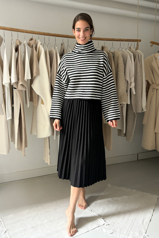 Magasított nyakú, csíkos pulóver